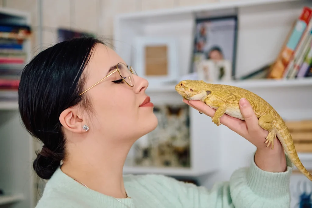 Une femme avec un gecko sur sa main